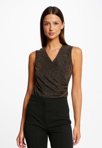 Morgan SLEEVELESS METALLISED THREADS - Débardeur - dore
