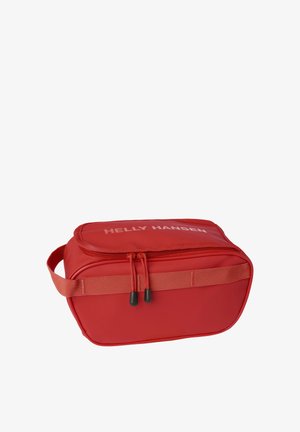 Bolsa de aseo rectangular roja con doble cremallera, asa lateral y logo de "Helly Hansen" en la parte superior.
