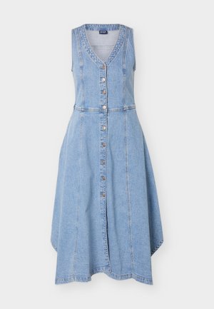 Robe sans manches en denim bleu clair avec col en V, fermeture boutonnée à l'avant, taille ajustée et jupe trapèze avec coutures surpiquées.