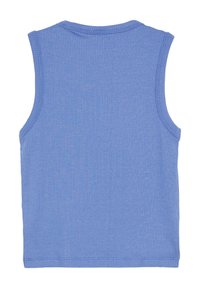 Bezrękawnik o prążkowanej strukturze w jasnoniebieskim kolorze. Posiada okrągły dekolt i czyste krawędzie, wykonany z miękkiej tkaniny. Brak dodatkowych detali lub wzorów.