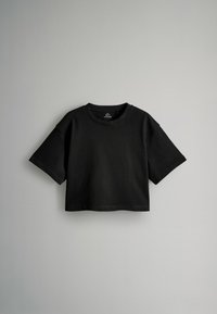 Schwarzes, kurzes T-Shirt aus Baumwolle mit kurzen Ärmeln, rundem Ausschnitt und glatter Textur. Keine Muster oder Akzente sichtbar.