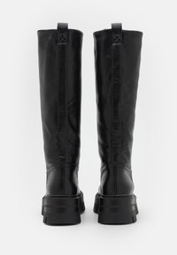 Stivali alti fino al ginocchio in pelle nera con una trama liscia, dettagli di cucitura verticale e suole spesse in gomma nera. Presentano un occhiello sul retro.