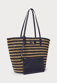 Svītrainā iepirkumu soma, izgatavota no austo salmu, zilā un zelta krāsā, ar ādas akcentiem un noņemamu zilu kabatu. Piedāvā divus garus rokturus.