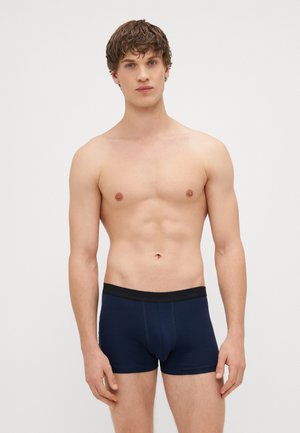 Tumši zili bokseršorti ar melnu elastīgu jostasvietu, pieguļošs dizains un maigi teksturēts kokvilnas materiāls. Bez rakstiem vai akcentiem.