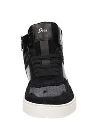 Zwarte high-top sneaker van suede en patenleer. Kenmerkt zich door geperforeerde details, zwarte veters en een witte rubberen zool.