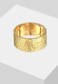 Anello in oro con superficie texture, caratterizzato da un design più ampio e un lato interno lucido. Minimalista e con bordi lisci.