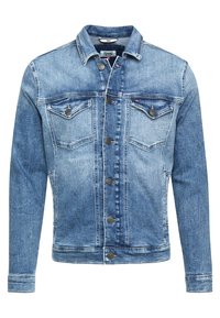 Ljusblå denimjacka med klassisk krage, knappstängning, två bröstfickor med lock och långa ärmar. Slitet texturmönster.