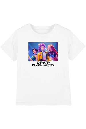 Drei animierte weibliche Figuren mit bunten Haaren und Outfits stehen selbstbewusst über dem Text „KPOP DEMON HUNTERS“ auf einem weißen T-Shirt.