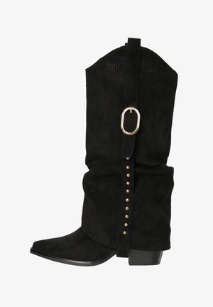 Czarny zamszowy kozaki do połowy łydki z miękką cholewką, złotymi ćwiekami na bocznym pasku, dużą złotą owalną klamrą, obcasem na słupku i szpiczastym noskiem.