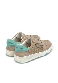 Sneaker beige in suede con dettagli in rete, accenti turchesi sul tallone e suole in gomma bianca. Nome del brand "ALMA EN PENA" visibile sul tallone.