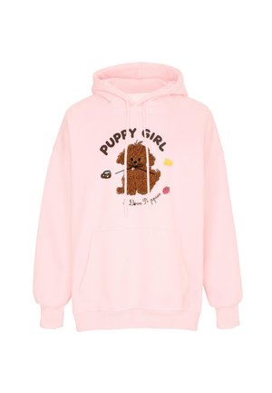 Lyserød hættetrøje med en brun, fluffy hundeillustration, teksten "Puppy Girl" ovenover og små farverige dekorative former omkring hunden.