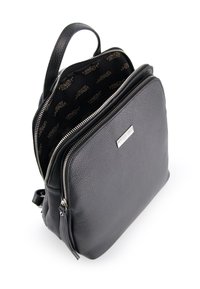 Černý kožený batoh s texturou, který má dvě otevřené zipové přihrádky a značenou látkovou podšívku uvnitř hlavní přihrádky.