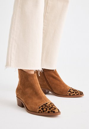Botines camperos - tan