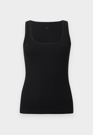 Musta vormitud top, valmistatud siidisest kangast, millel on ruudukujuline kaelus ja laiad õlapaelad; ilma nähtavate mustrite või detailideta.