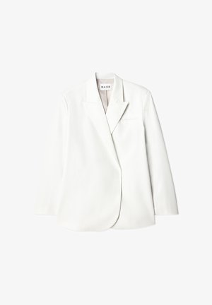 Blazer blanc en tissu lisse, avec des revers crantés, une poche poitrine unique et une silhouette ajustée.