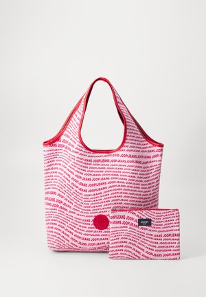 Borsa tote in tessuto rosso con motivo continuo di testo bianco "JOOPJEANS", dotata di una pochette piccola coordinata e un accento a forma di bottone rotondo.