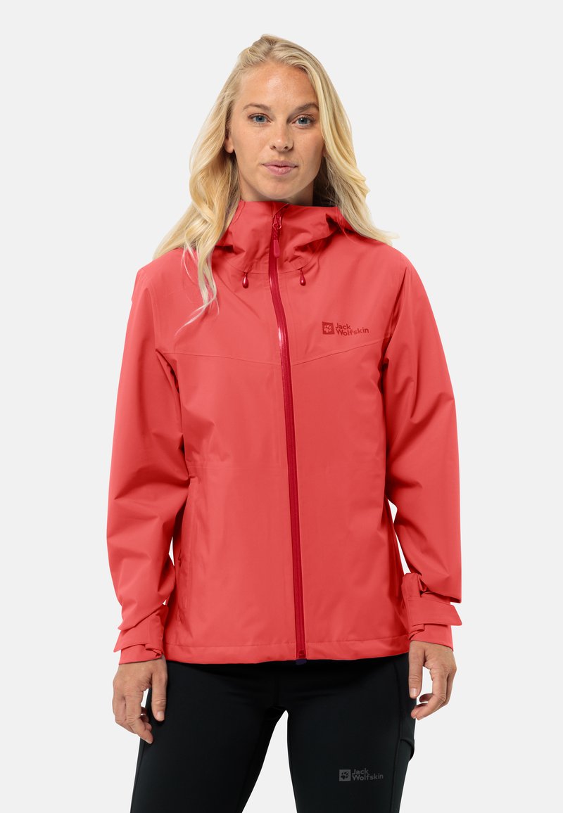 Rode waterdichte jas met capuchon, ritssluiting en verstelbare manchetten. Logo aan de bovenkant van de linkerzijde en een strakke, gladde textuur.