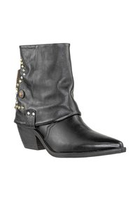 Stivaletto nero in pelle con punta affusolata, parte superiore morbida e dettagli con borchie sui lati. Tacco spesso, leggermente impilato.