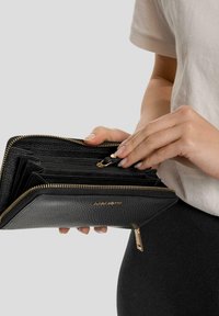 Cartera de cuero negro con un acabado texturizado, herrajes dorados, múltiples compartimentos y una sección con cremallera.