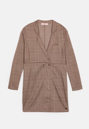 Brun ternet lang blazer med hak revers, to forreste knapper og lange ærmer, lagt fladt på en hvid baggrund.