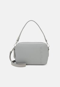 Borsa a mano in pelle grigia martellata con chiusura a zip, manico superiore e tracolla regolabile. Presenta il logo "VALENTINO" in rilievo.