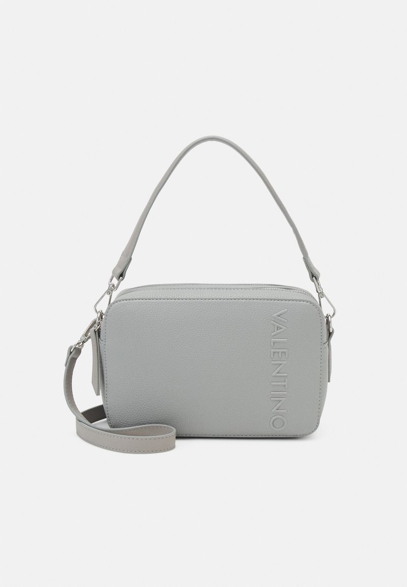 Borsa a mano in pelle grigia martellata con chiusura a zip, manico superiore e tracolla regolabile. Presenta il logo "VALENTINO" in rilievo.