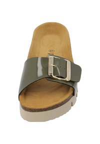 Groene patenten leren slide sandal met een brede band en een zilveren gesp. Voorzien van een kurken voetbed en een lichte, geschubde witte zool.