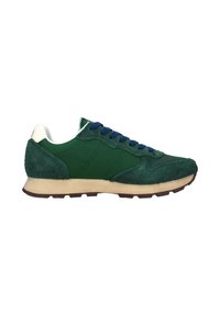 Scarpe da ginnastica verdi con parte superiore in suede e tessuto, lacci blu, suola intermedia beige chiaro e suola esterna in gomma scura. Forma classica da sneaker.