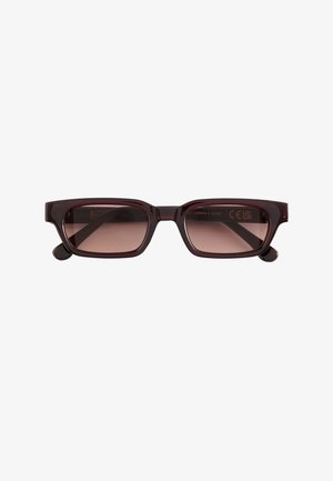 Lunettes de soleil rectangulaires rouge foncé avec verres teintés marron et montures épaisses, posées à plat sur un fond blanc.