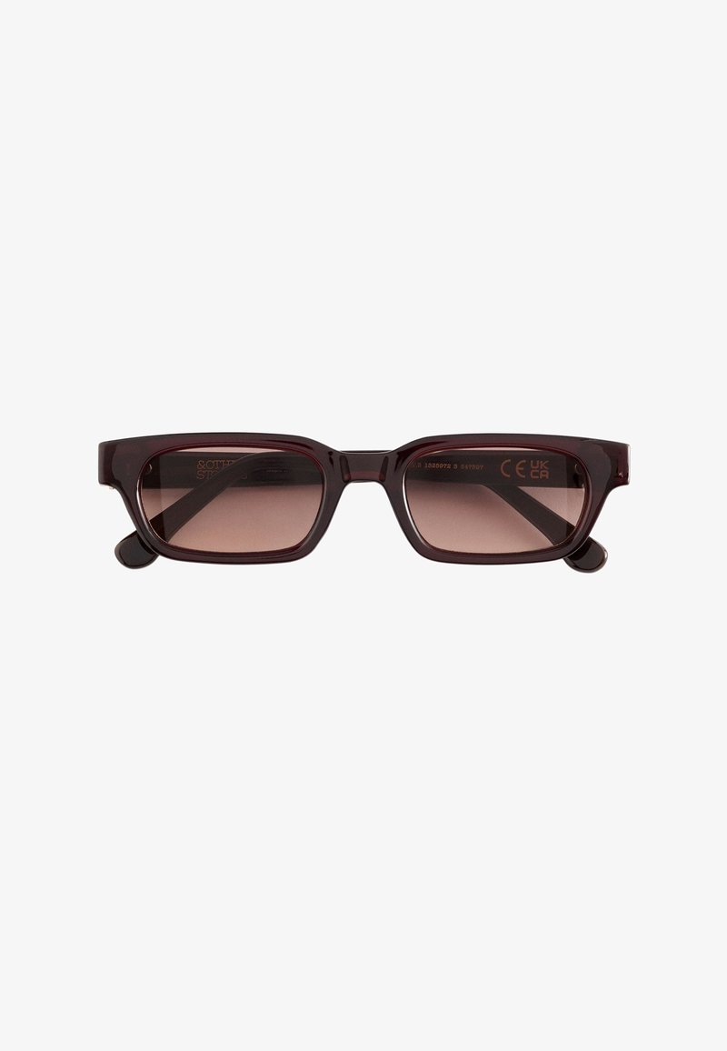 Lunettes de soleil rectangulaires rouge foncé avec verres teintés marron et montures épaisses, posées à plat sur un fond blanc.