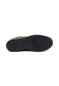 Zapato de ante marrón con suela de goma negra. La suela presenta un patrón de agarre texturizado con formas triangulares y de diamante.