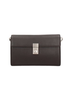 Pochette en cuir noir avec un fermoir en métal argenté de forme rectangulaire et des coutures minimales sur fond blanc.