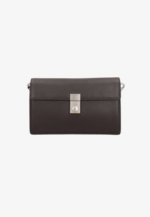Zwarte leren clutch met een rechthoekige zilveren metalen sluiting en minimale stiksels op een witte achtergrond.