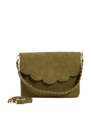 Bolso de mano de ante verde oliva con solapa ondulada, correa trenzada para la muñeca y correa de hombro ajustable separada con herrajes dorados.