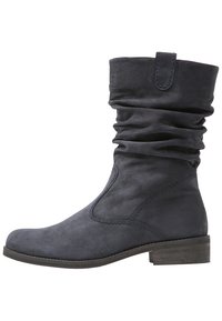 Bota de ante gris oscuro hasta la mitad de la pantorrilla, con caña caida, puntera redondeada, tirador y tacón bajo apilado sobre un fondo blanco.