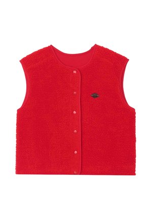 Gilet sans manches rouge en matière polaire douce. Il présente un col rond, une fermeture à boutons à l'avant et un petit détail de logo sur le côté.