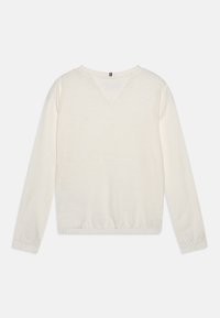 Svetr s dlouhým rukávem v barvě slonové kosti se zaobleným výstřihem, elastickým lemem a mírně texturovanou tkaninou. Jednoduchý design s minimálním zdobením.