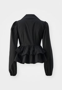 Svart peplumtop med lange pufferm, skreddersydd krage og samlet volang i kanten. Glatt stofftekstur, minimalistisk design.