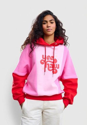 Bluza z kapturem w kolorze różowym i czerwonym. Z nadrukiem graficznym z napisem "yee haw." Wykonana z miękkiego materiału, o luźnym kroju i ściągaczach na rękawach.