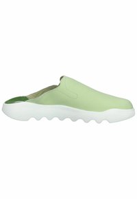 Jasnozielone buty wsuwane z gładką cholewką, białą amortyzującą podeszwą z falistym wzorem oraz miękkim wnętrzem dla wygody.