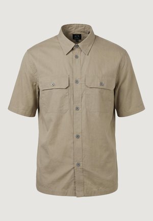 Beige kortærmet skjorte med knapper foran, to forlommer med klap og en klassisk krave, lavet af letvægtsstof.