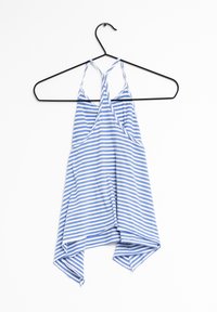 Modrý a bílý pruhovaný bezrukávový top s zakřiveným lemem a křížovými zadními popruhy, zavěšený na černém kovovém ramínku. Měkká textilie.
