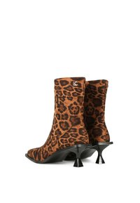 Botines de tobillo con estampado de leopardo, hechos de un tejido texturizado, con punta en forma de aleta y un exclusivo tacón negro en forma de cono. Detalle del logo en la parte trasera.