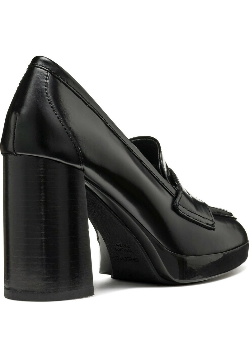 Scarpa con tacco alto in pelle verniciata nera, caratterizzata da una punta quadrata, un tacco a blocco spesso e cuciture decorative sulla parte superiore. Finitura liscia e lucida.