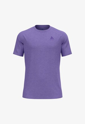 Paarse t-shirt van zachte stof, met een ronde halslijn en korte mouwen. Klein logo in een donkere tint op de linker voorkant.