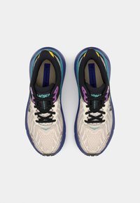 HOKA CHALLENGER 7 - Løpesko for mark - oatmeal/mountain iris