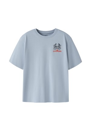 Lichtblauw T-shirt met korte mouwen met een zwarte krab graphic en rode "CRABS" tekst op de linkerborst.