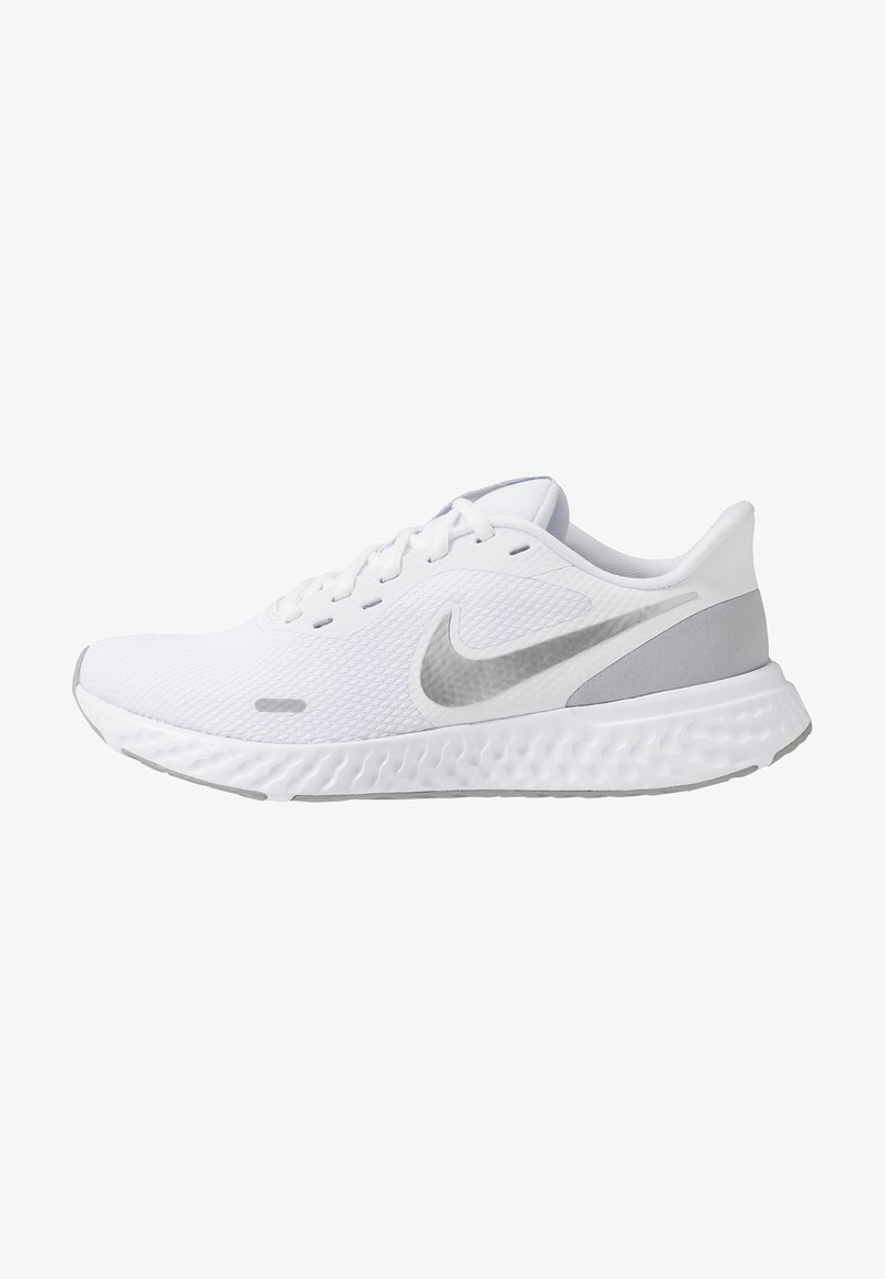 Chaussures de sport blanches avec une tige en maille texturée, des accents gris et une semelle rembourrée. Elles sont dotées de lacets et du logo emblématique swoosh.