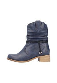 Bottine en cuir bleu avec tige froncée, coutures latérales et petits lacets décoratifs. Talon en bois avec surface texturée, hauteur de 5 cm.