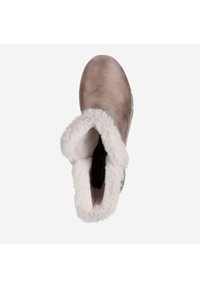 Bota de ante marrón hasta el tobillo con un suave cuello de piel blanca y forro interior, diseño de punta redonda y superficie exterior texturizada.